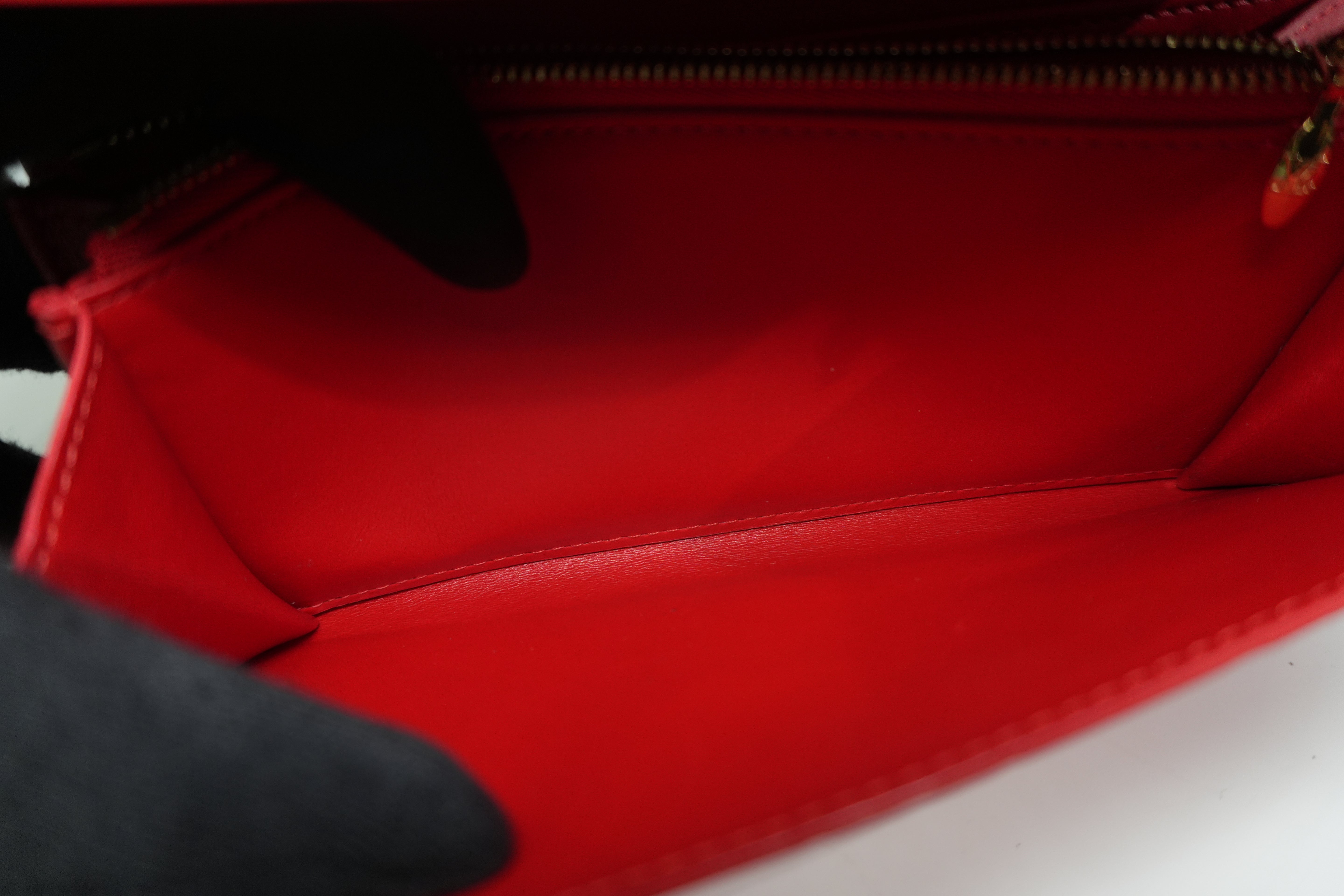 Pre-owned Louis Vuitton Vernis Sarah Wallet Red