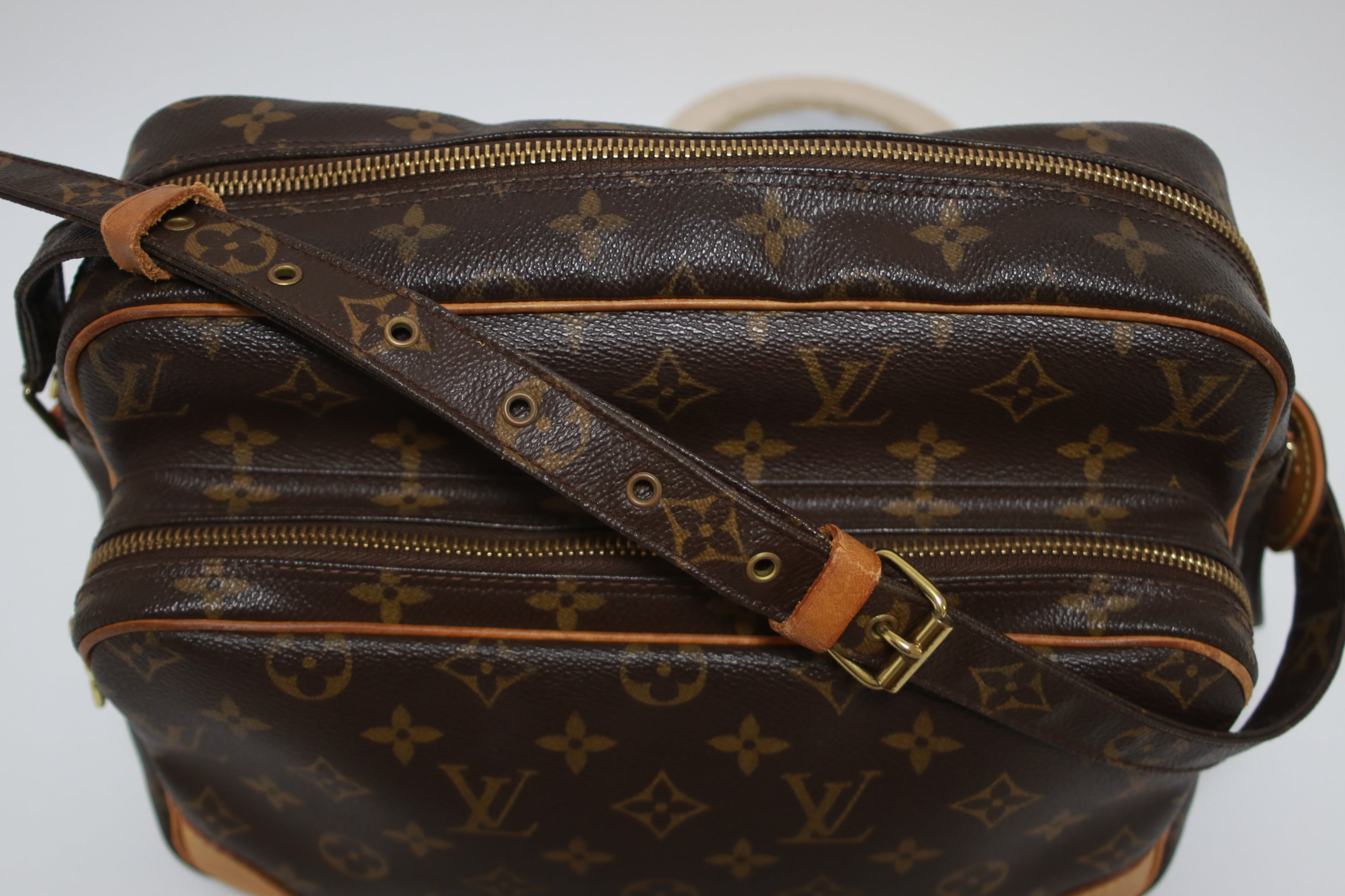 Louis Vuitton Nil Messenger Bag Used (7855)