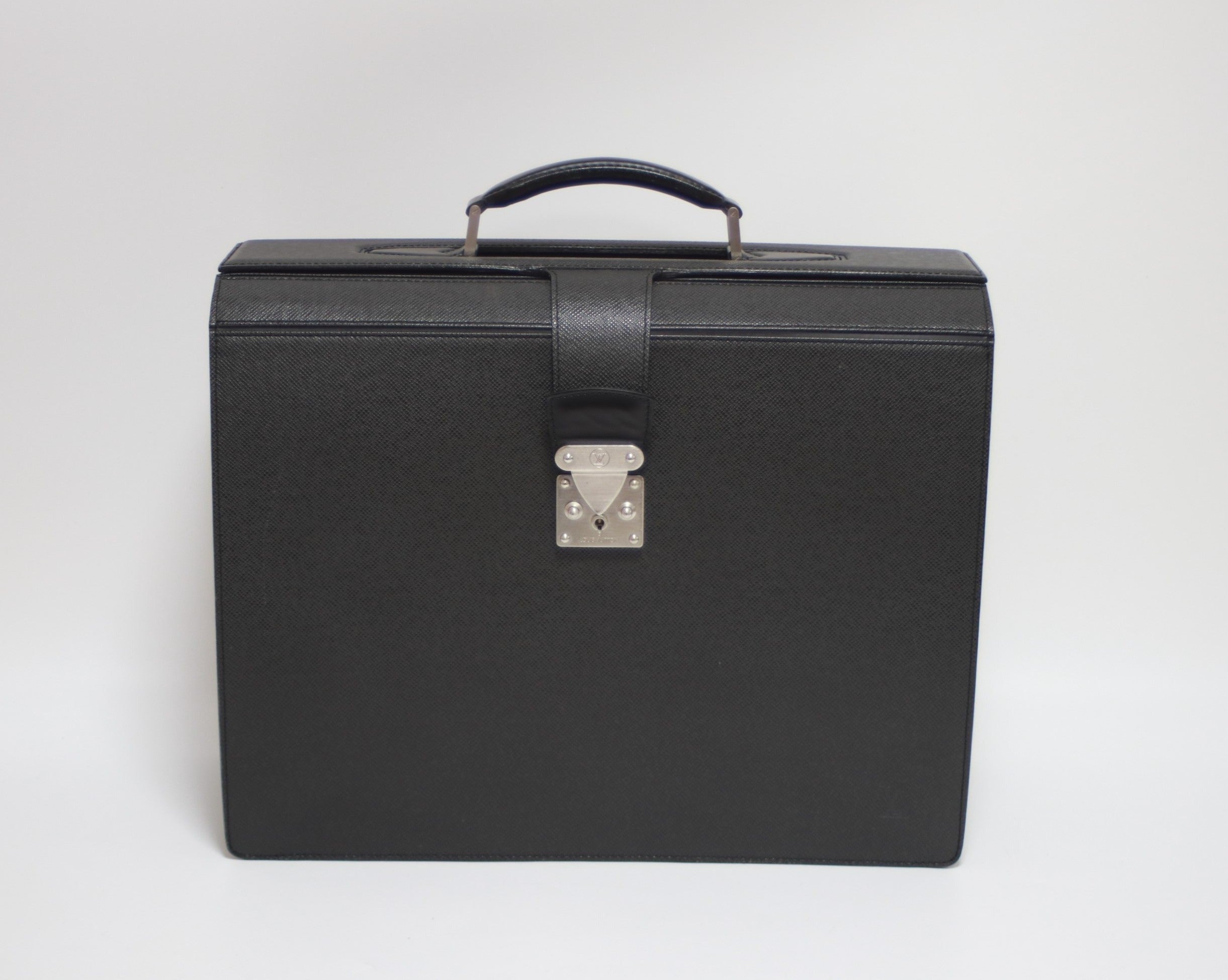 Louis Vuitton Pilot Case Taiga Black Used (7820)