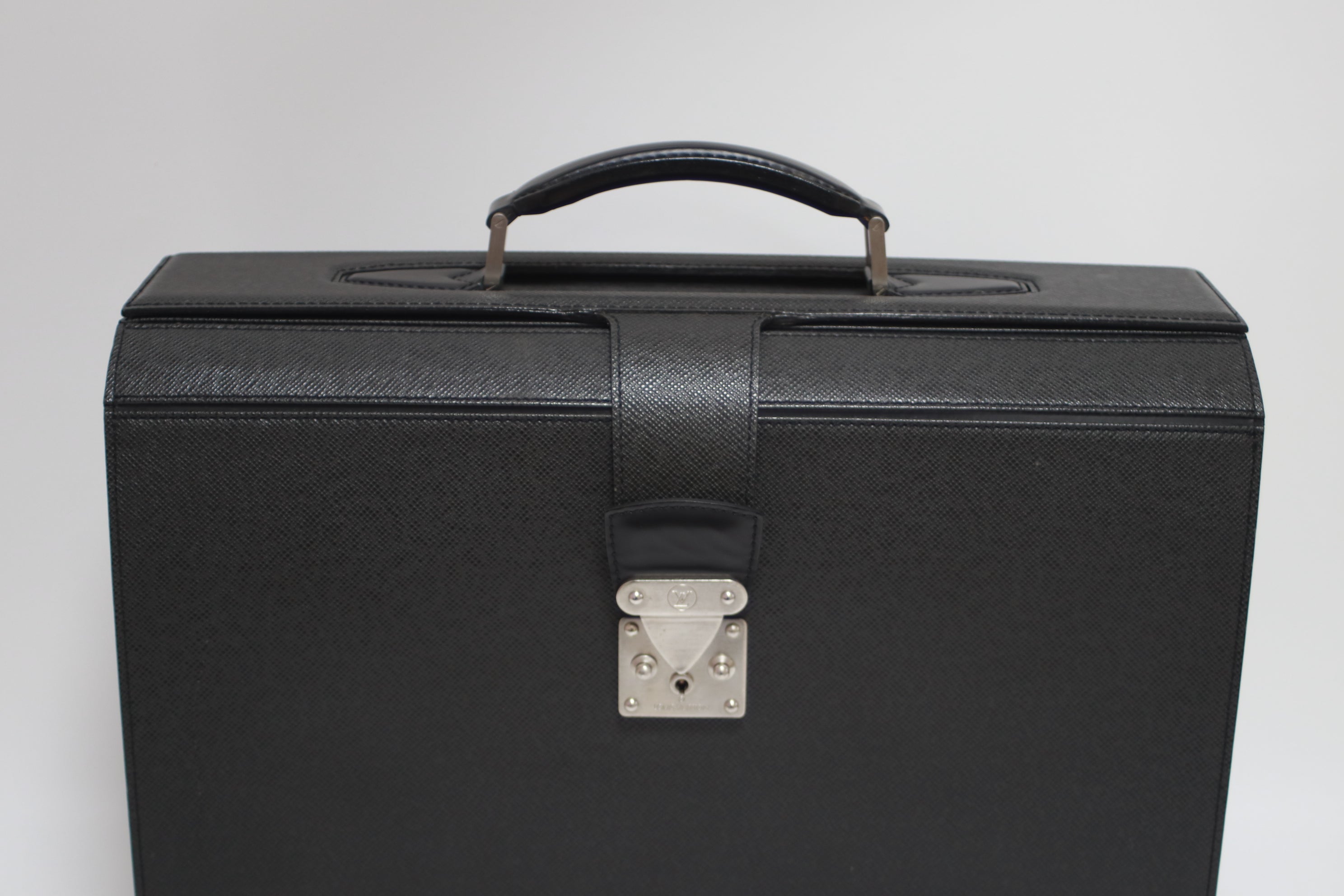 Louis Vuitton Pilot Case Taiga Black Used (7820)