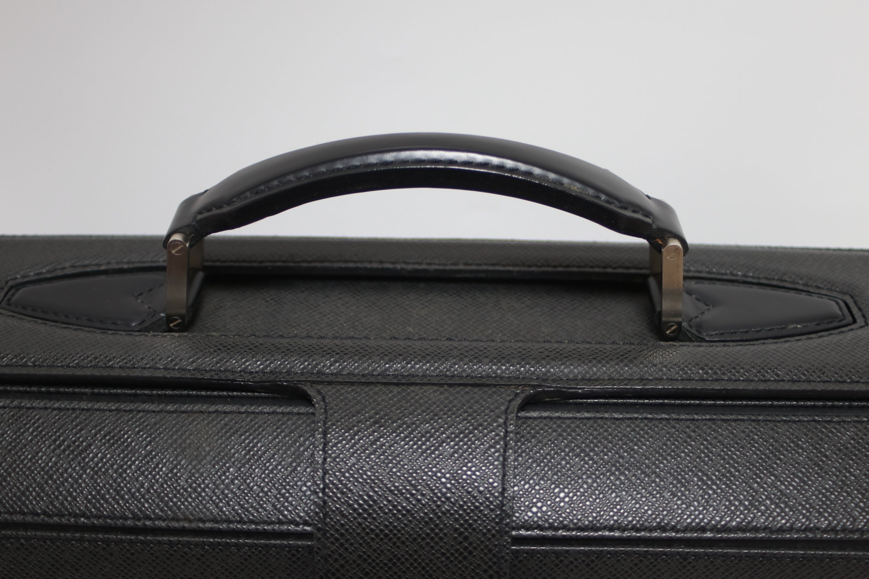 Louis Vuitton Pilot Case Taiga Black Used (7820)