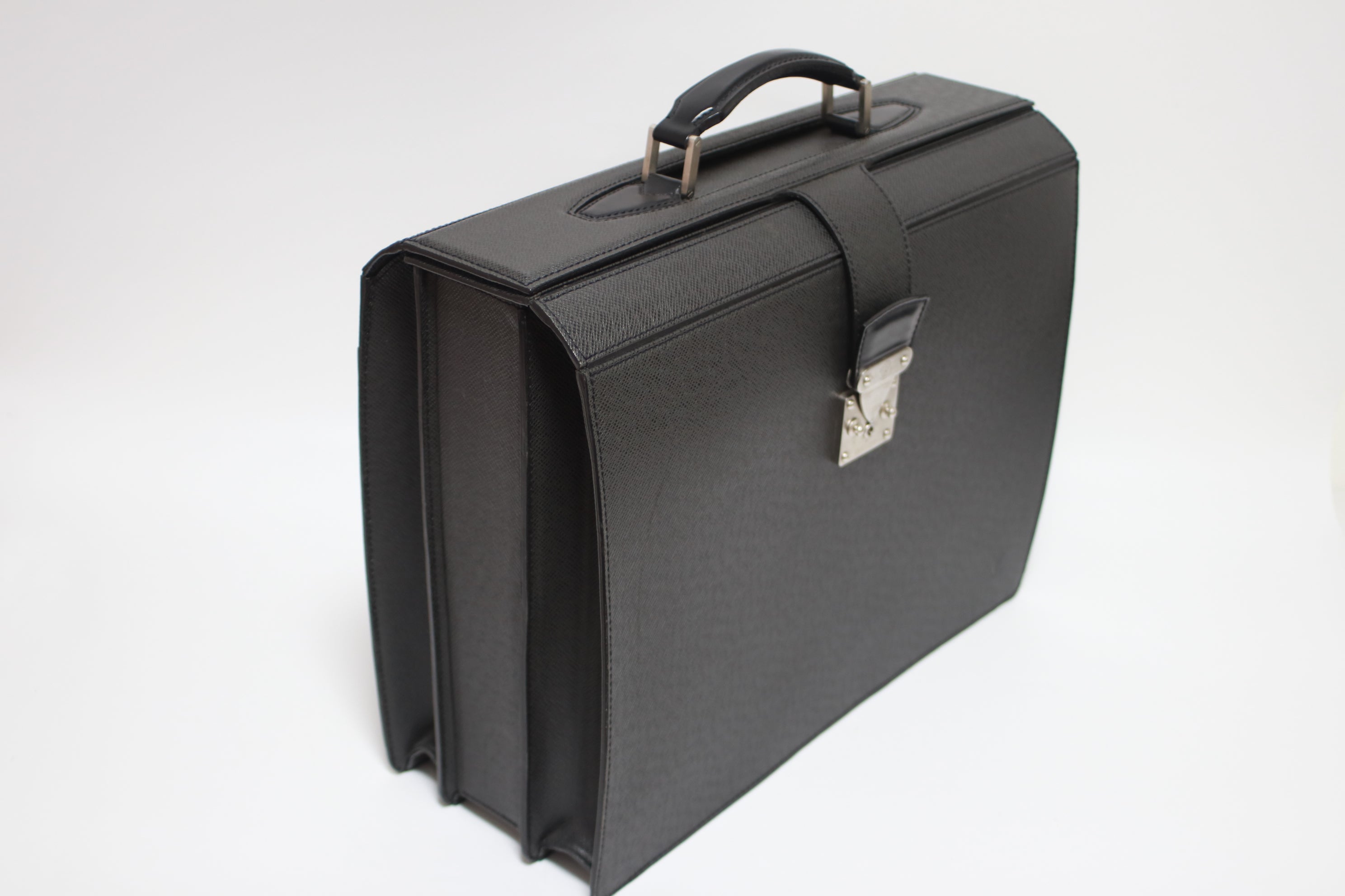 Louis Vuitton Pilot Case Taiga Black Used (7820)