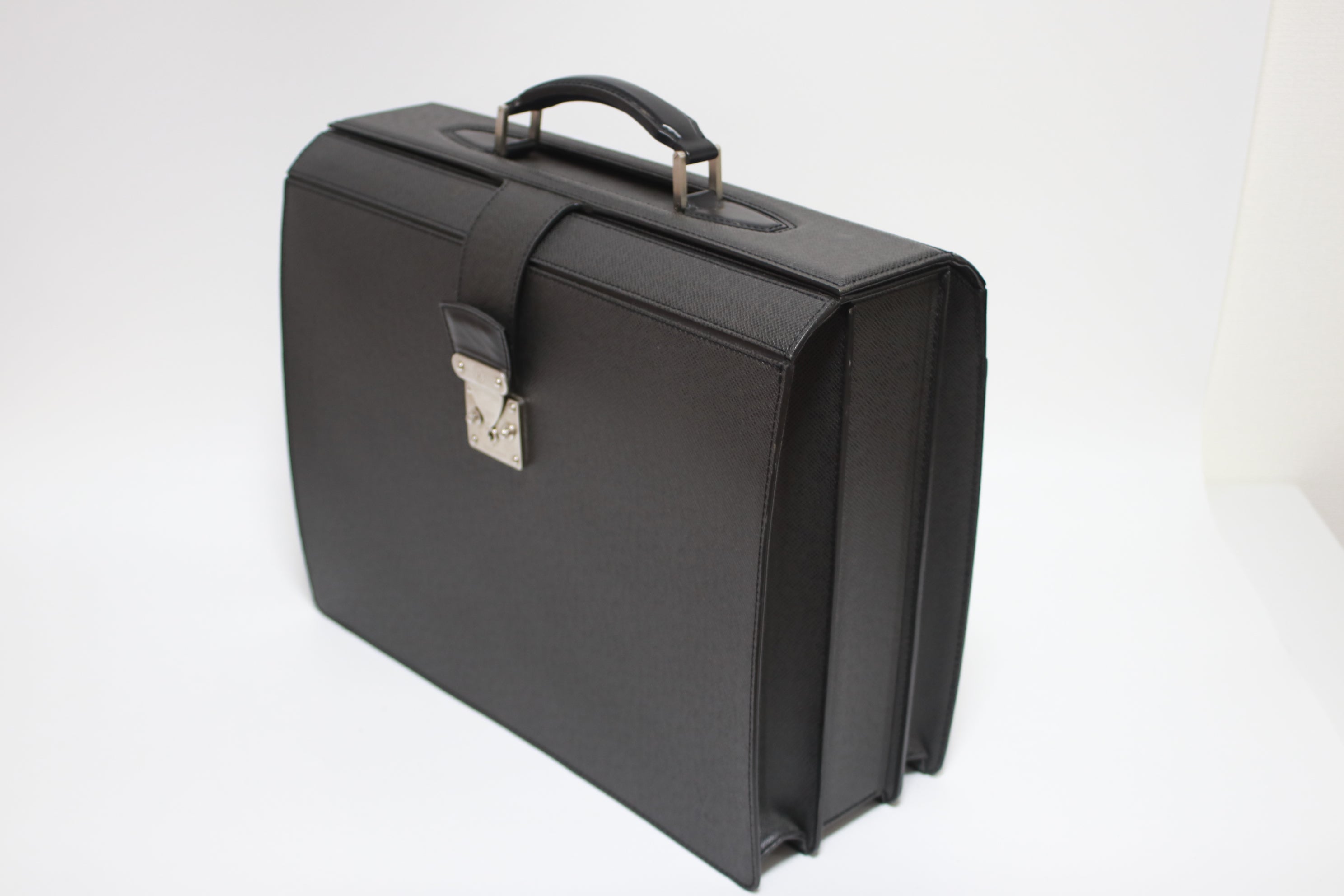 Louis Vuitton Pilot Case Taiga Black Used