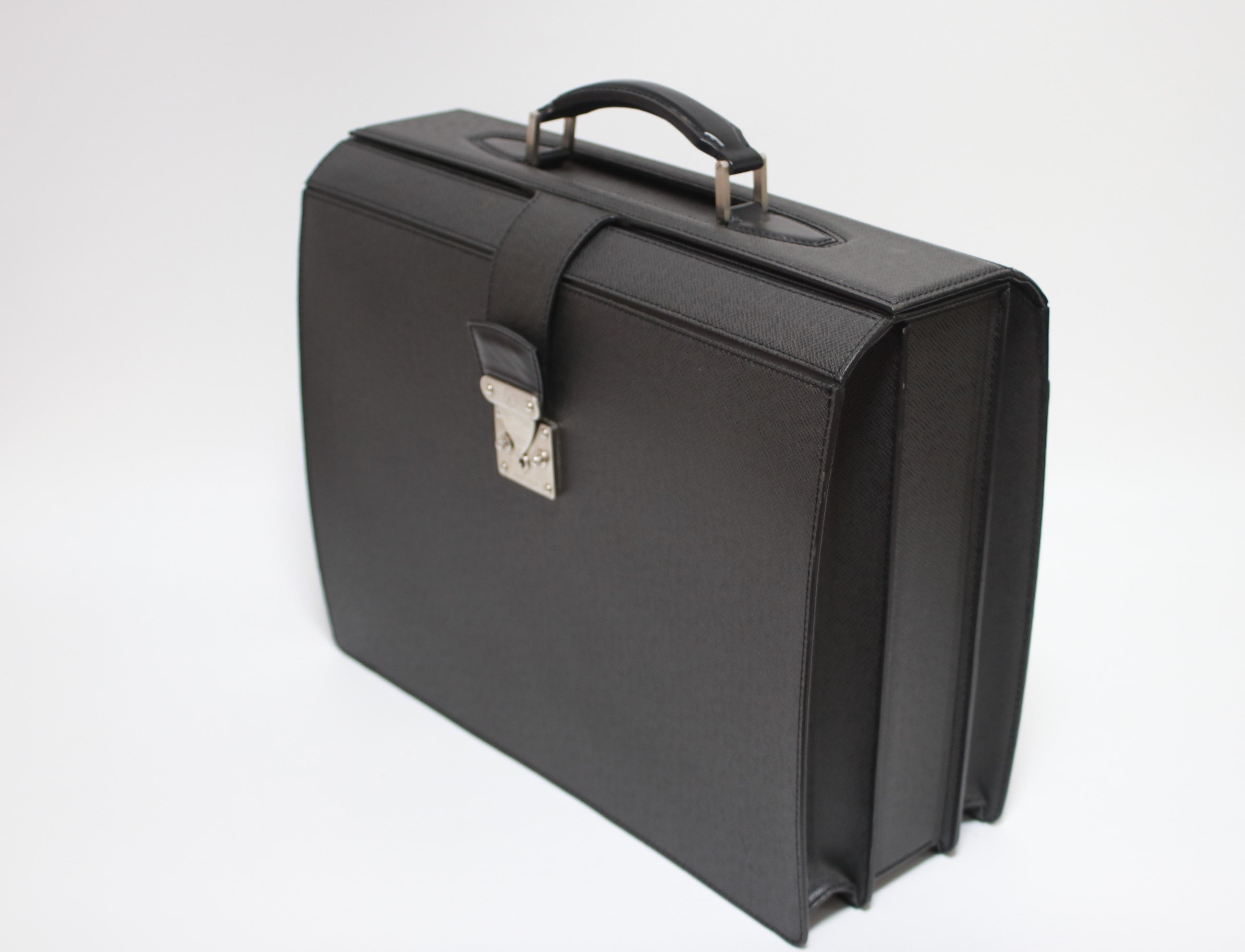 Louis Vuitton Pilot Case Taiga Black Used (7820)