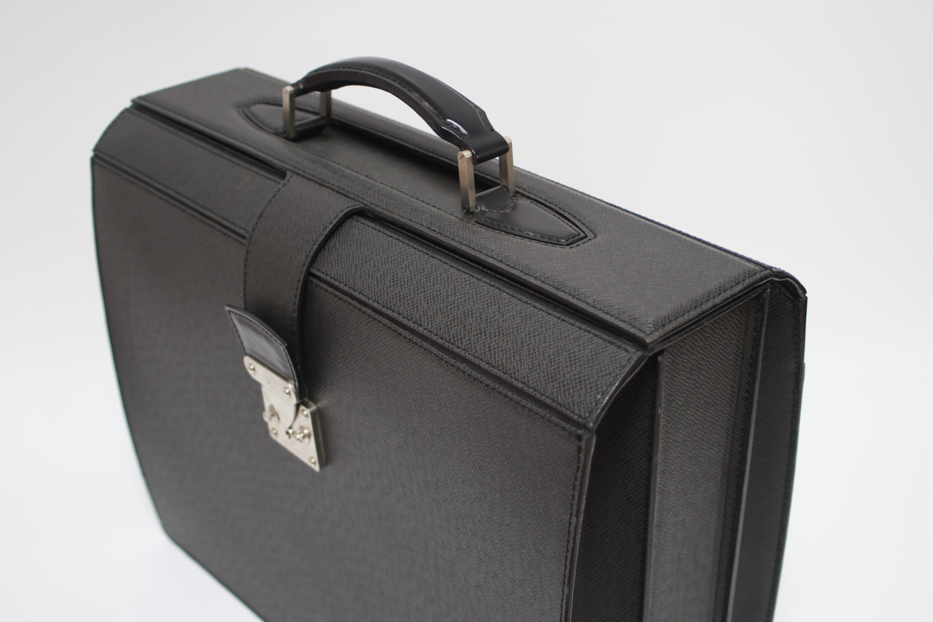 Louis Vuitton Pilot Case Taiga Black Used (7820)