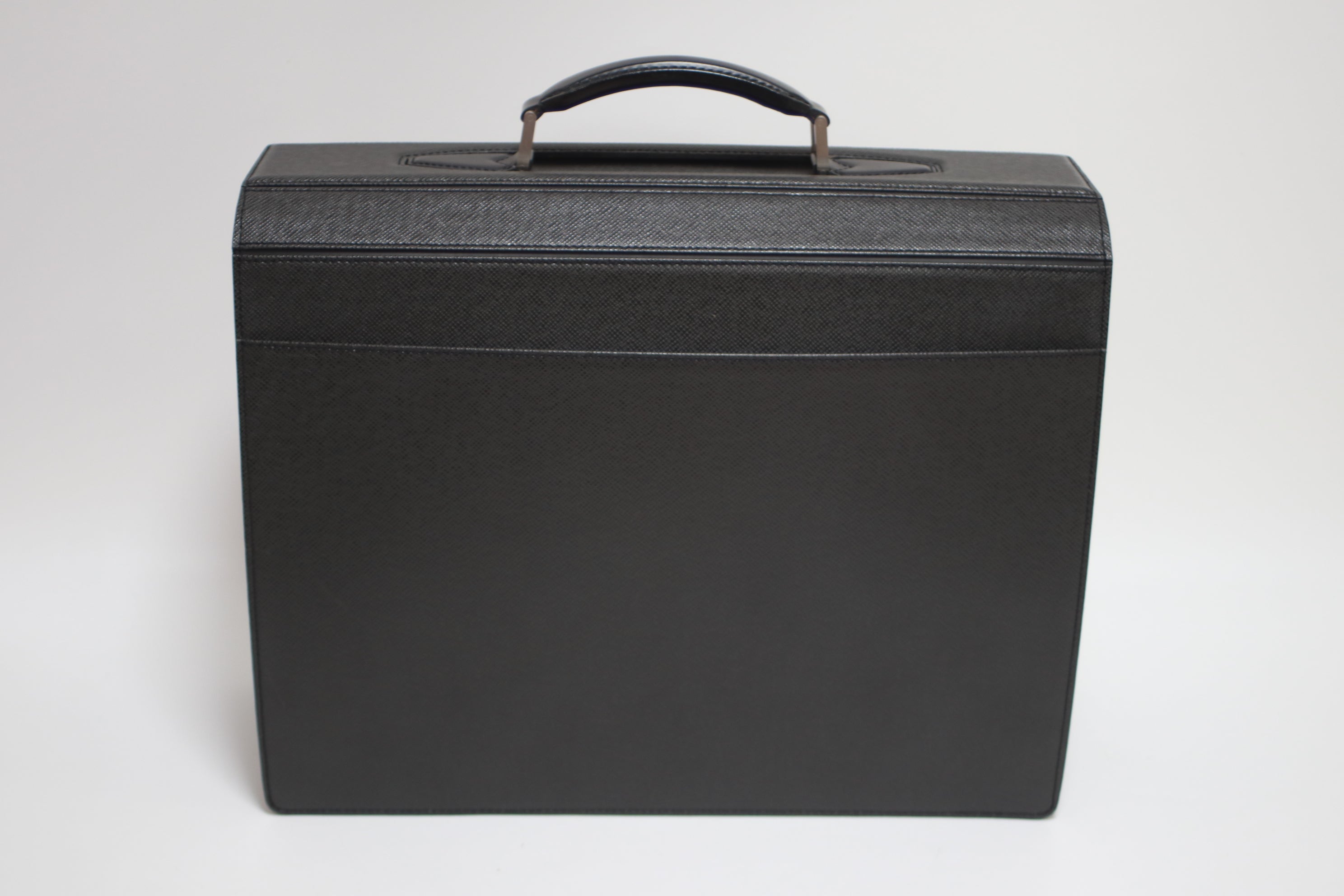 Louis Vuitton Pilot Case Taiga Black Used (7820)