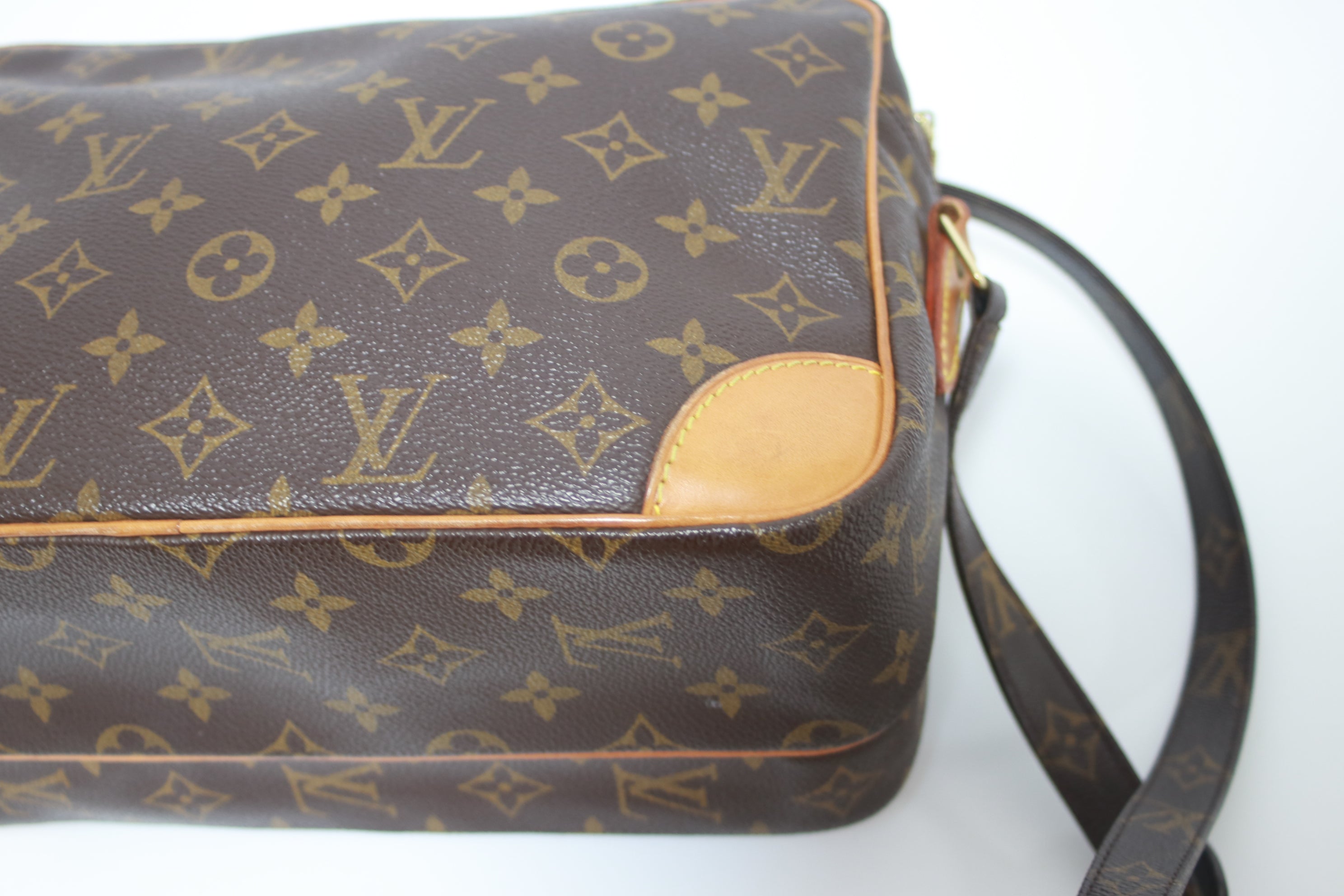 Louis Vuitton Nil Messenger Bag Used