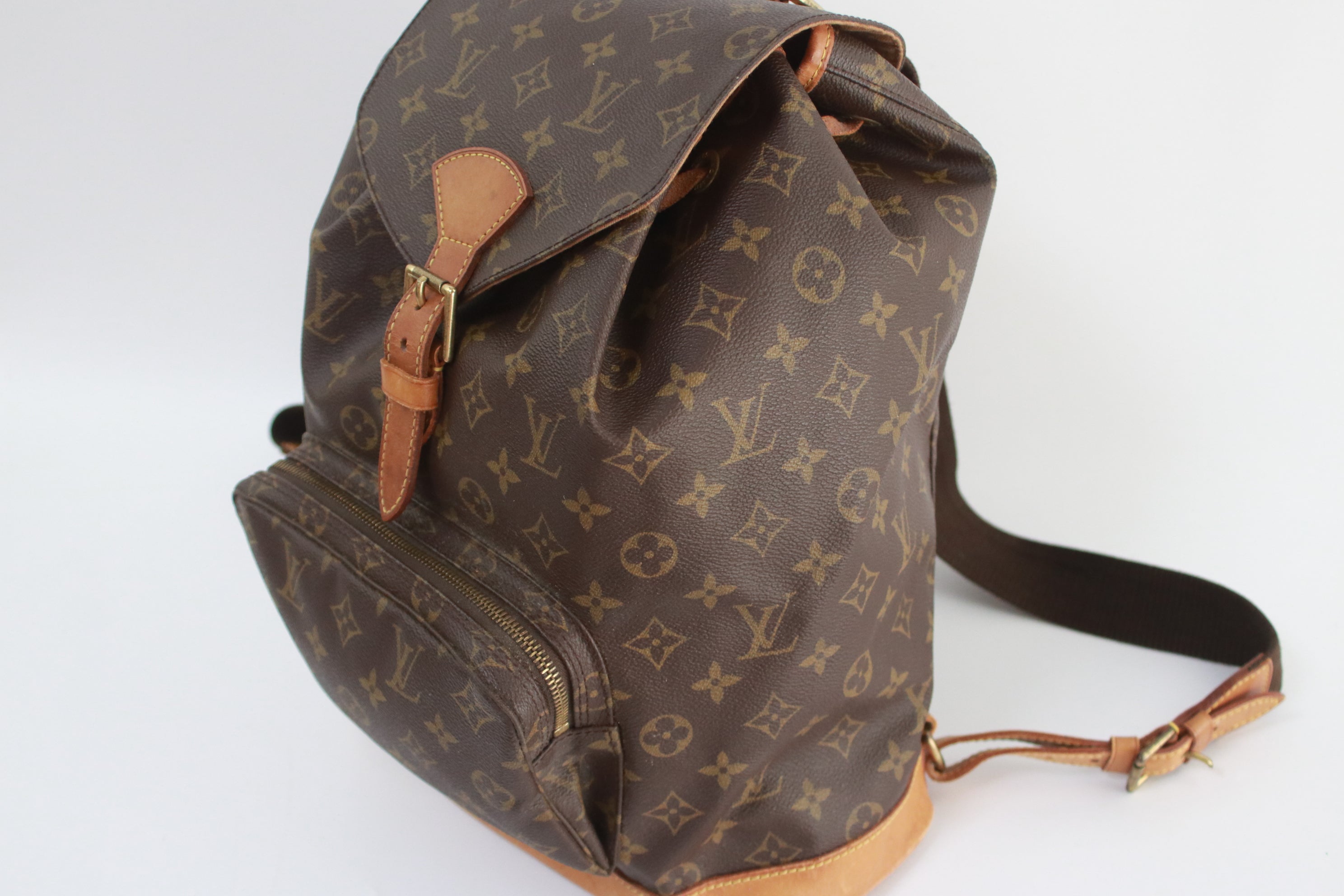 WHAT'S IN MY LOUIS VUITTON MONTSOURIS BACKPACK?? TRAVEL, WORK