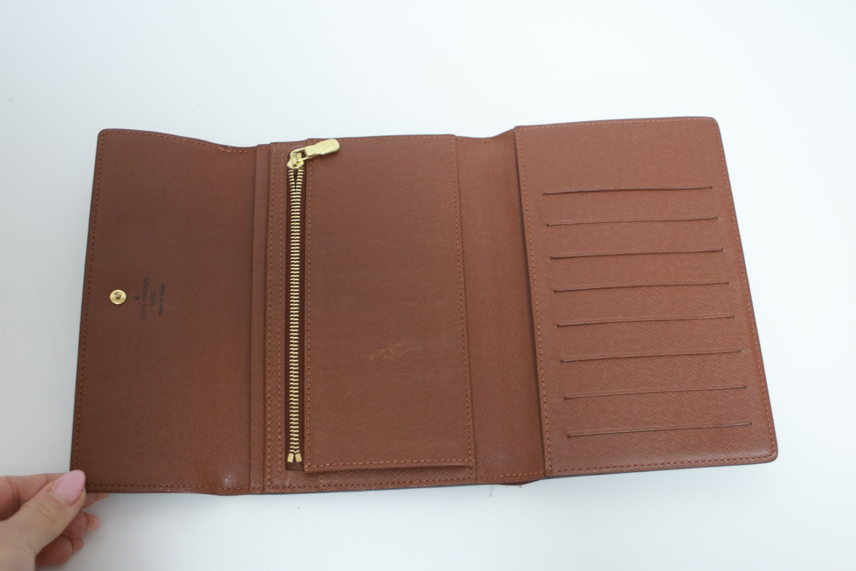 Louis Vuitton Passport Holder Used (8000)