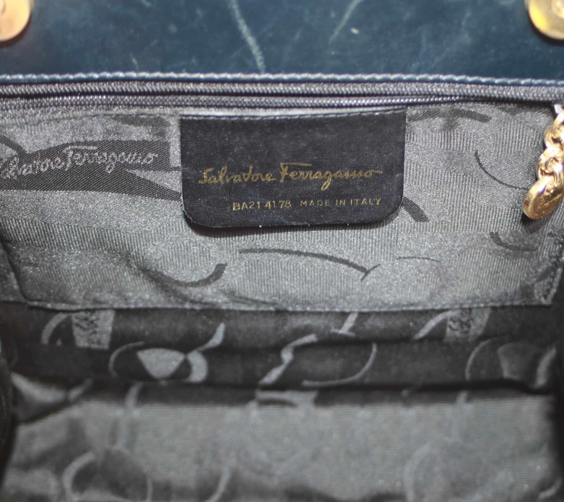 Salvatore Ferragamo Vara Two Way Borsa a tracolla blu navy usata