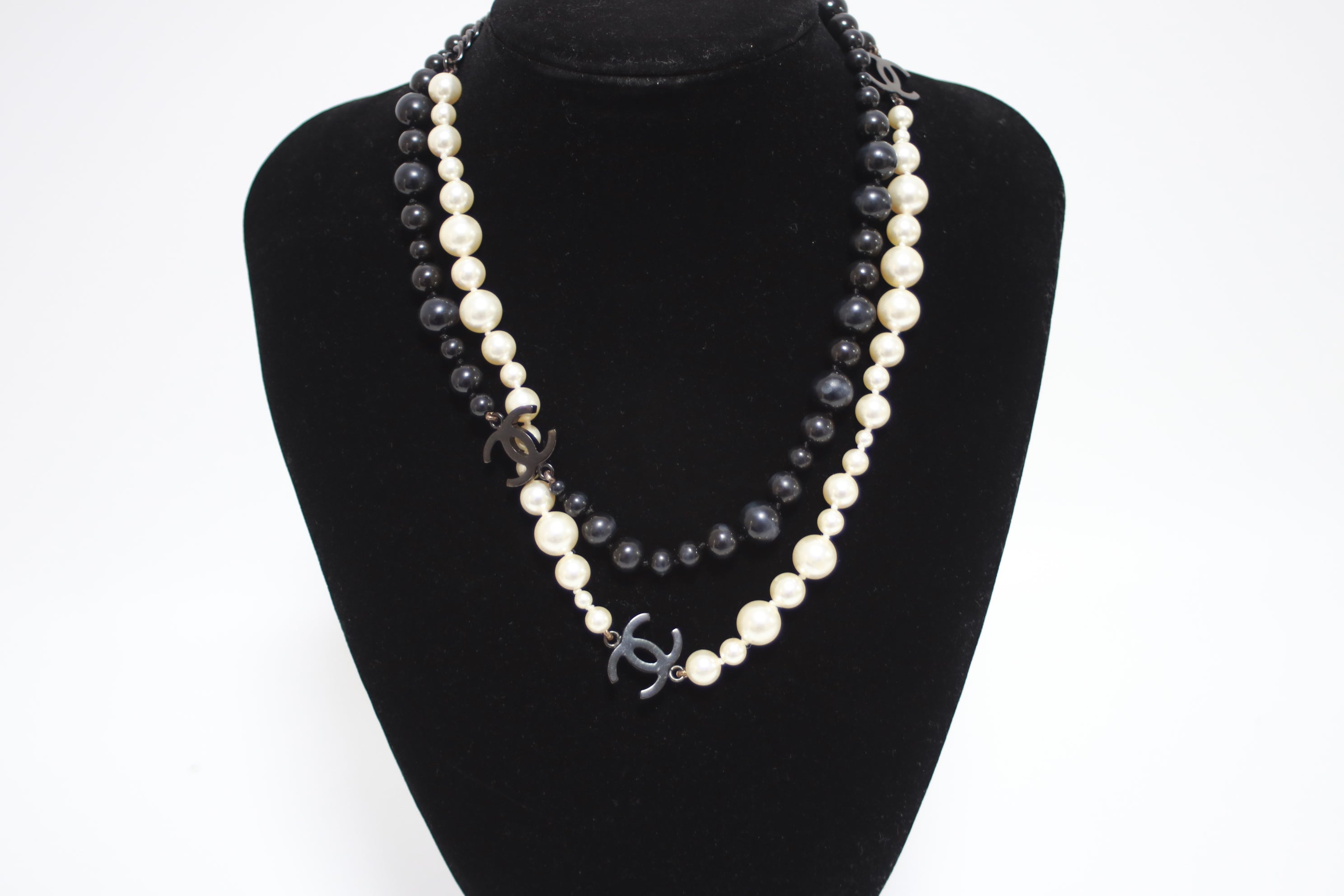 Chanel Long Pearl Necklace Metal Used (7884)