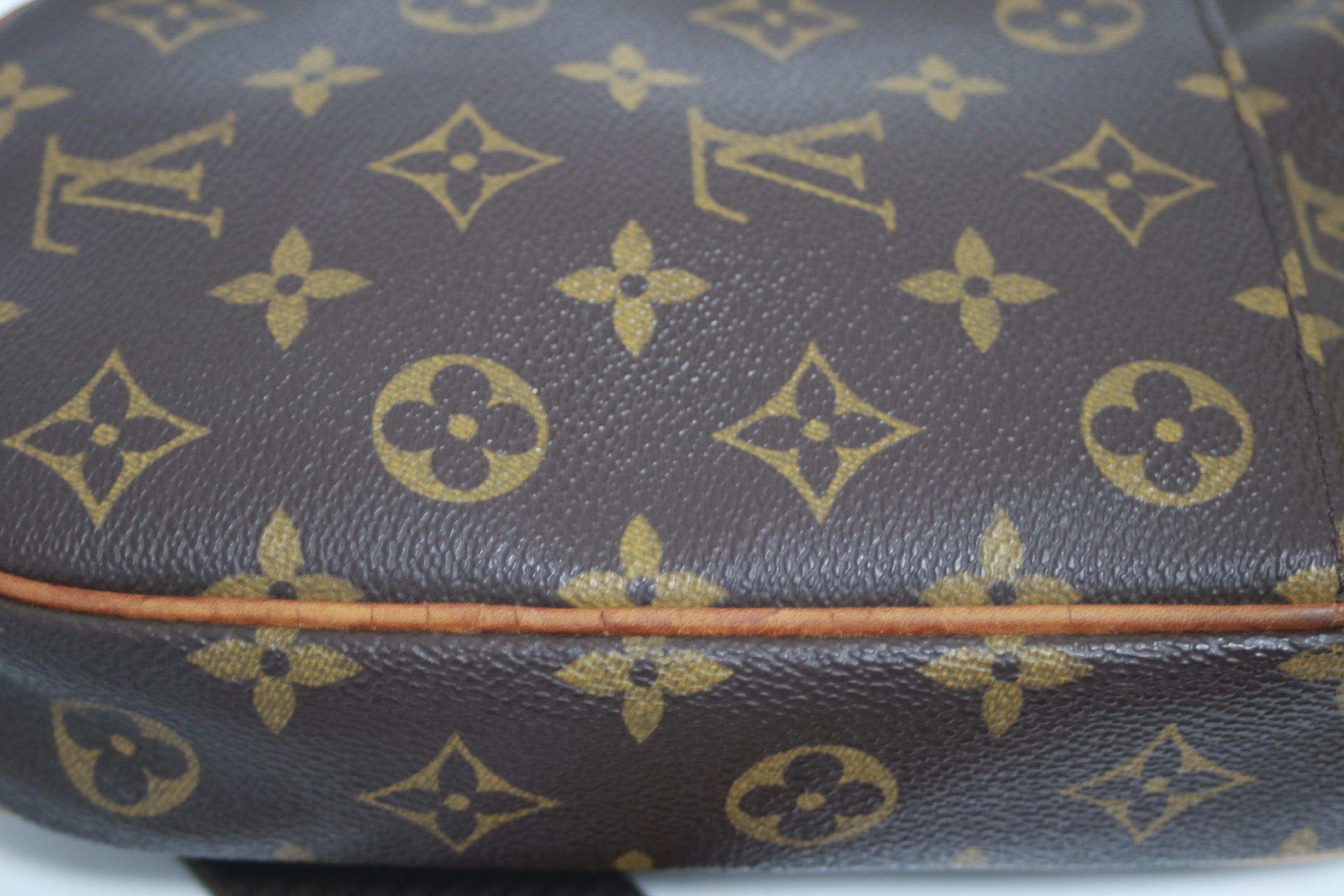 Louis Vuitton Pochette Gange Body Bag Used (8257)