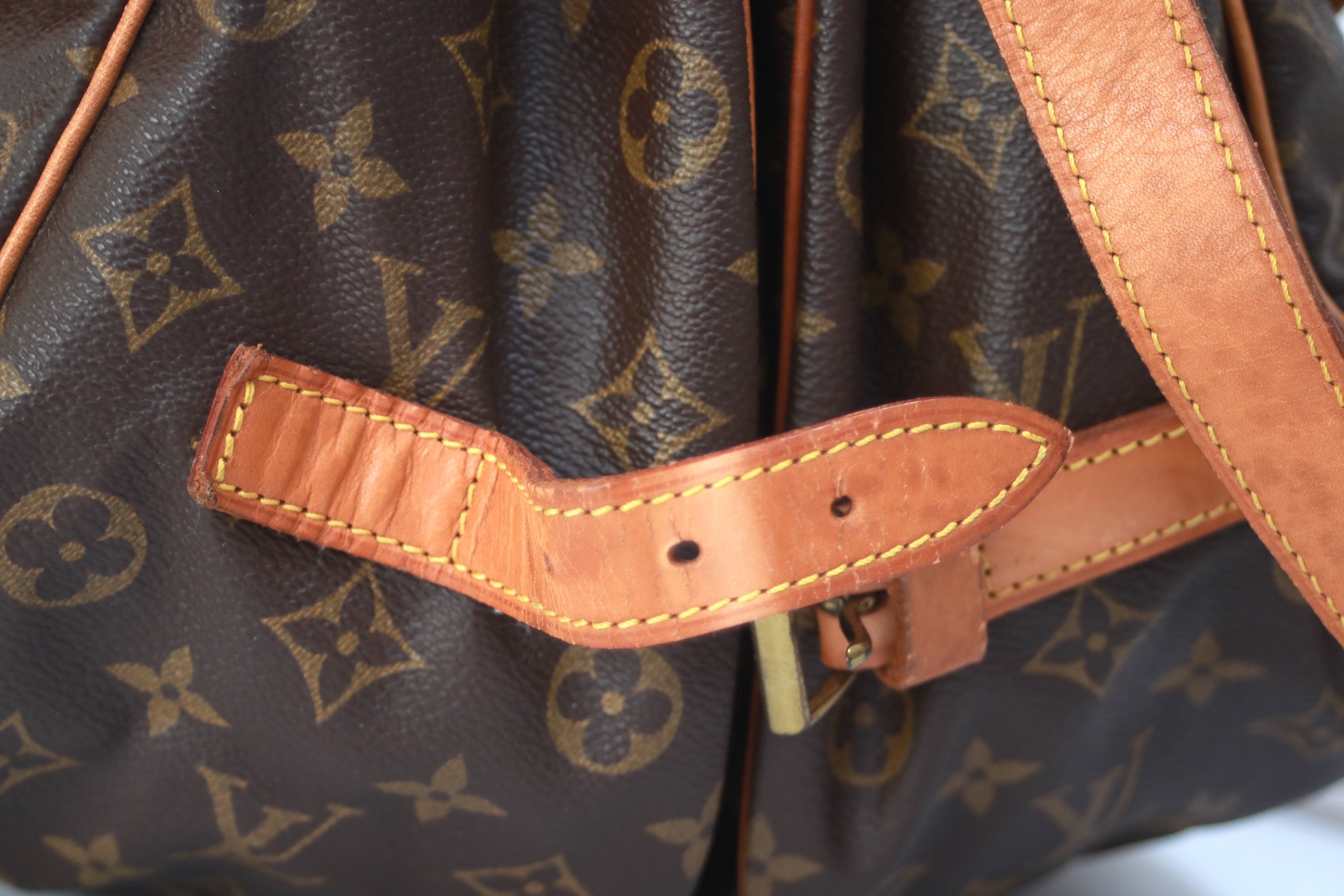 Louis Vuitton Saumur 35 Messenger Bag Used (7238)