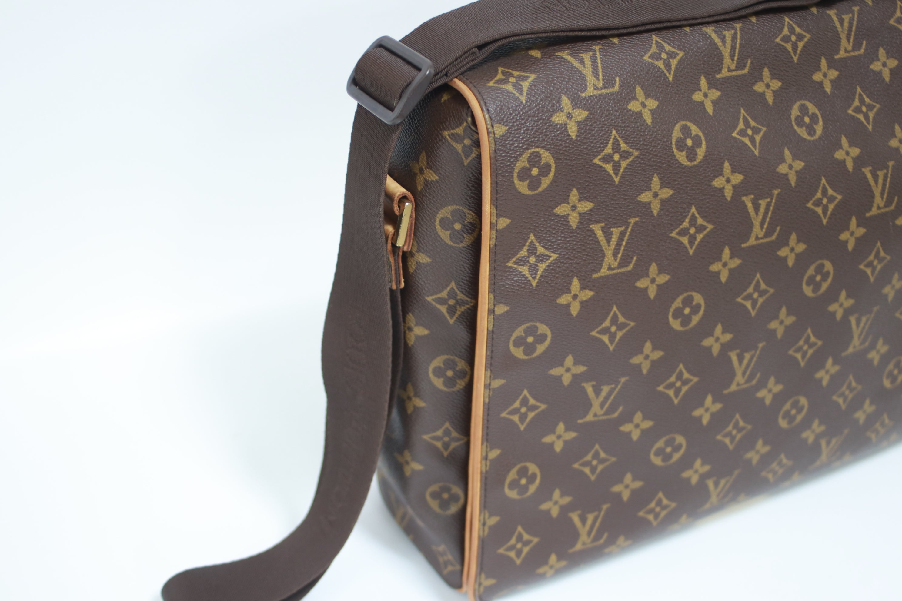 Louis Vuitton Abbesses Messenger Bag Used (7544)