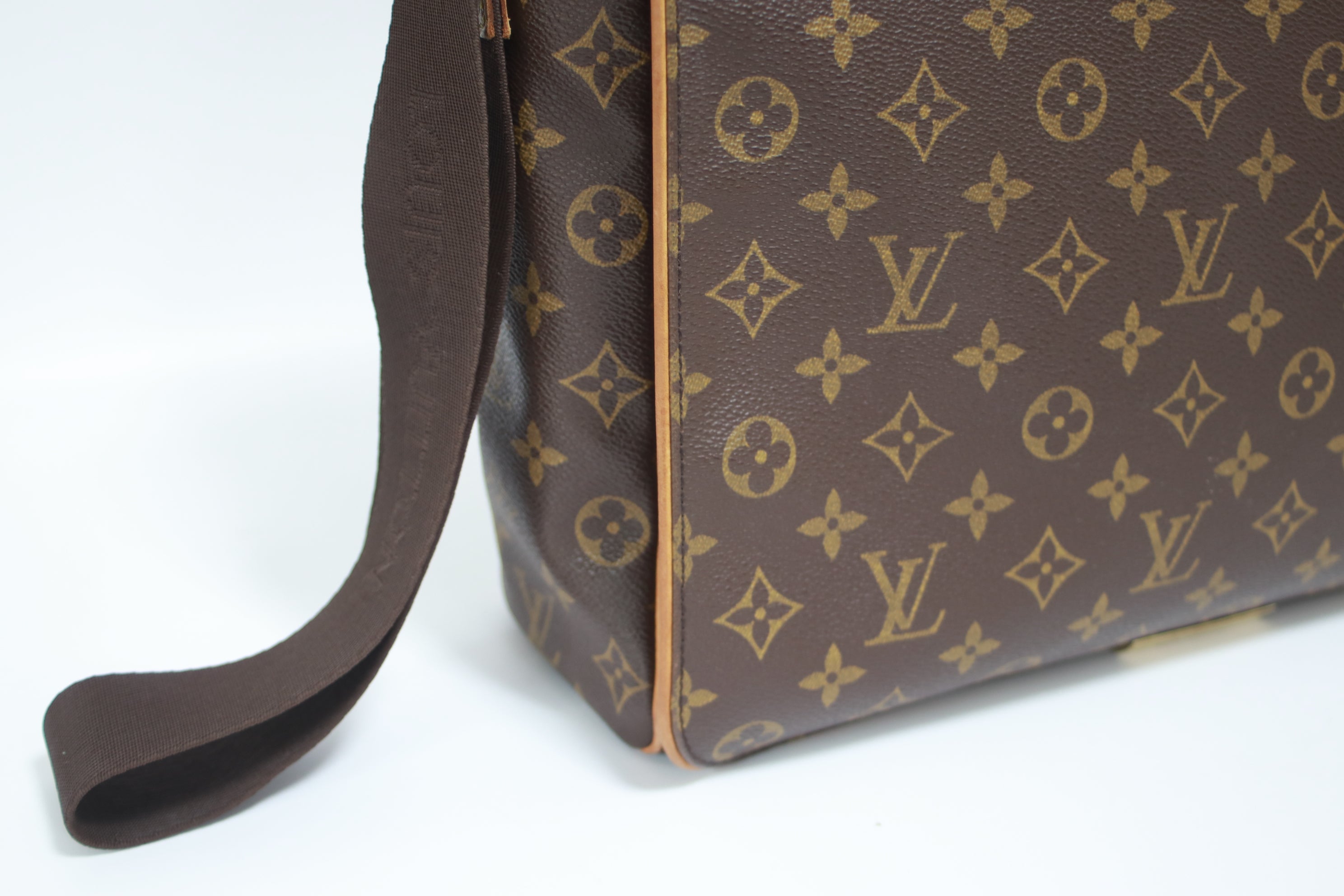 Louis Vuitton Abbesses Messenger Bag Used (7544)