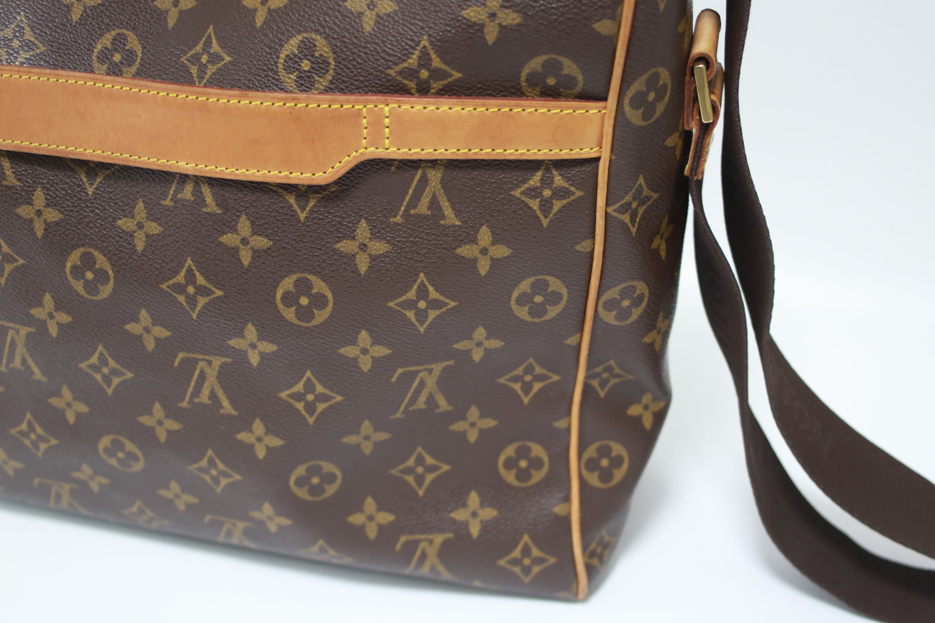 Louis Vuitton Abbesses Messenger Bag Used (7544)