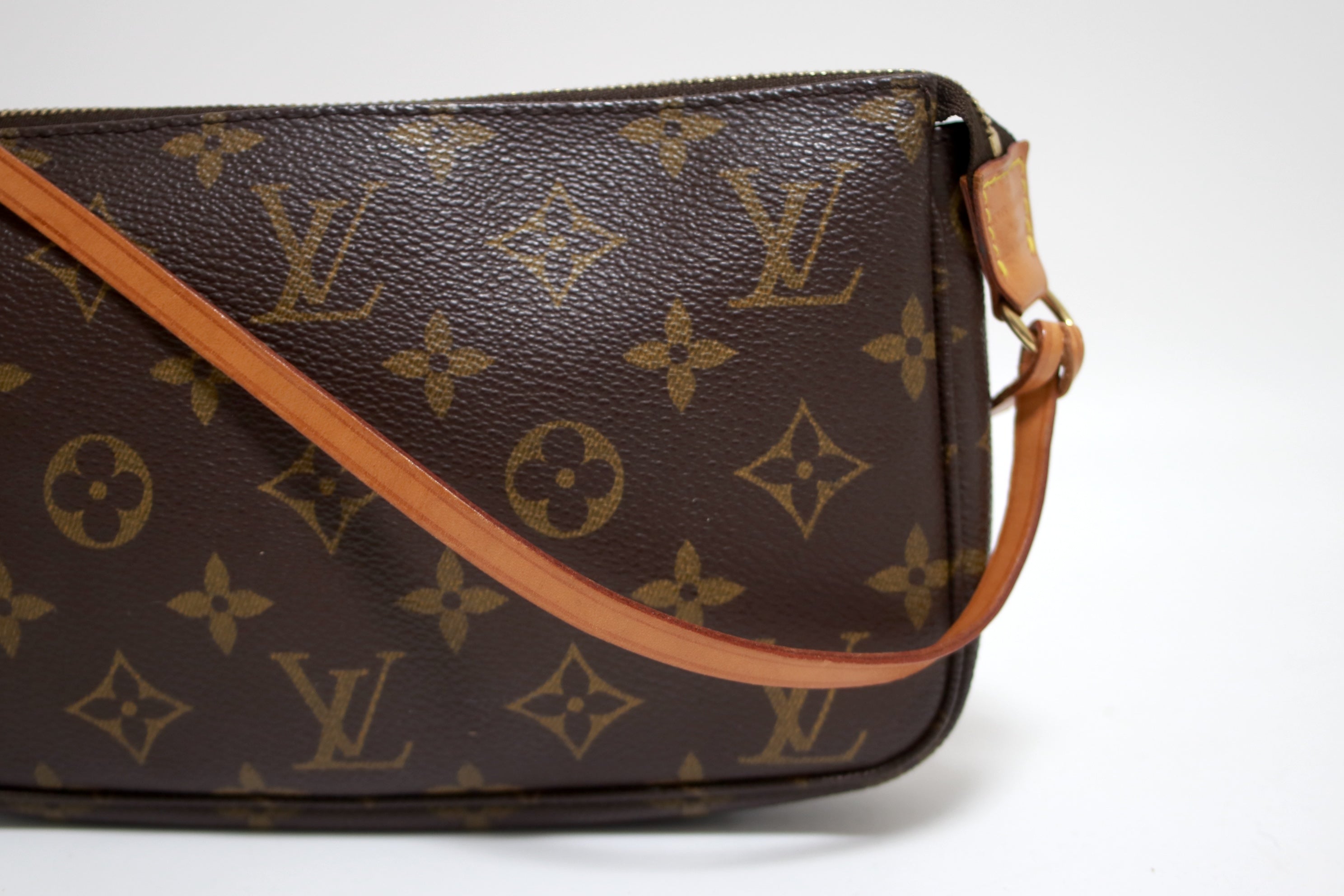 Louis shops vuitton pochette accessoires used