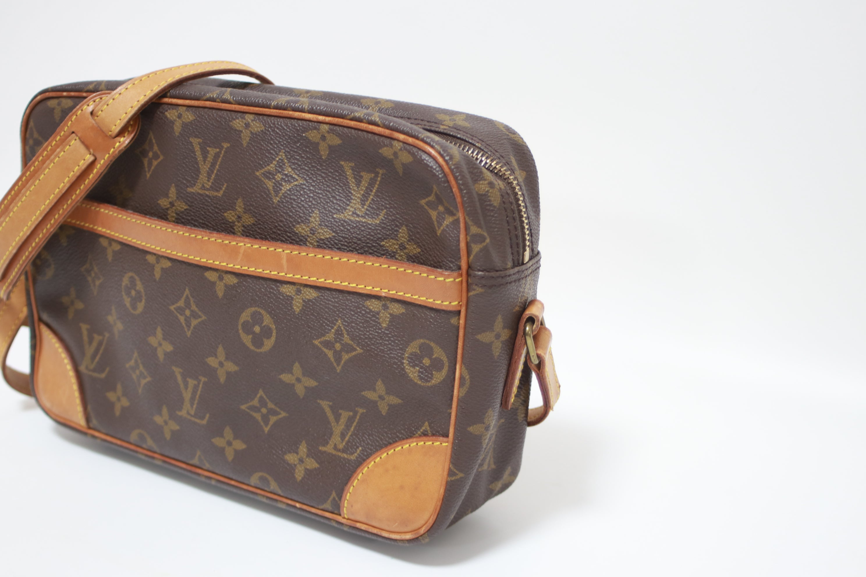 Louis Vuitton Trocadero 27 Shoulder Bag Used (7665)