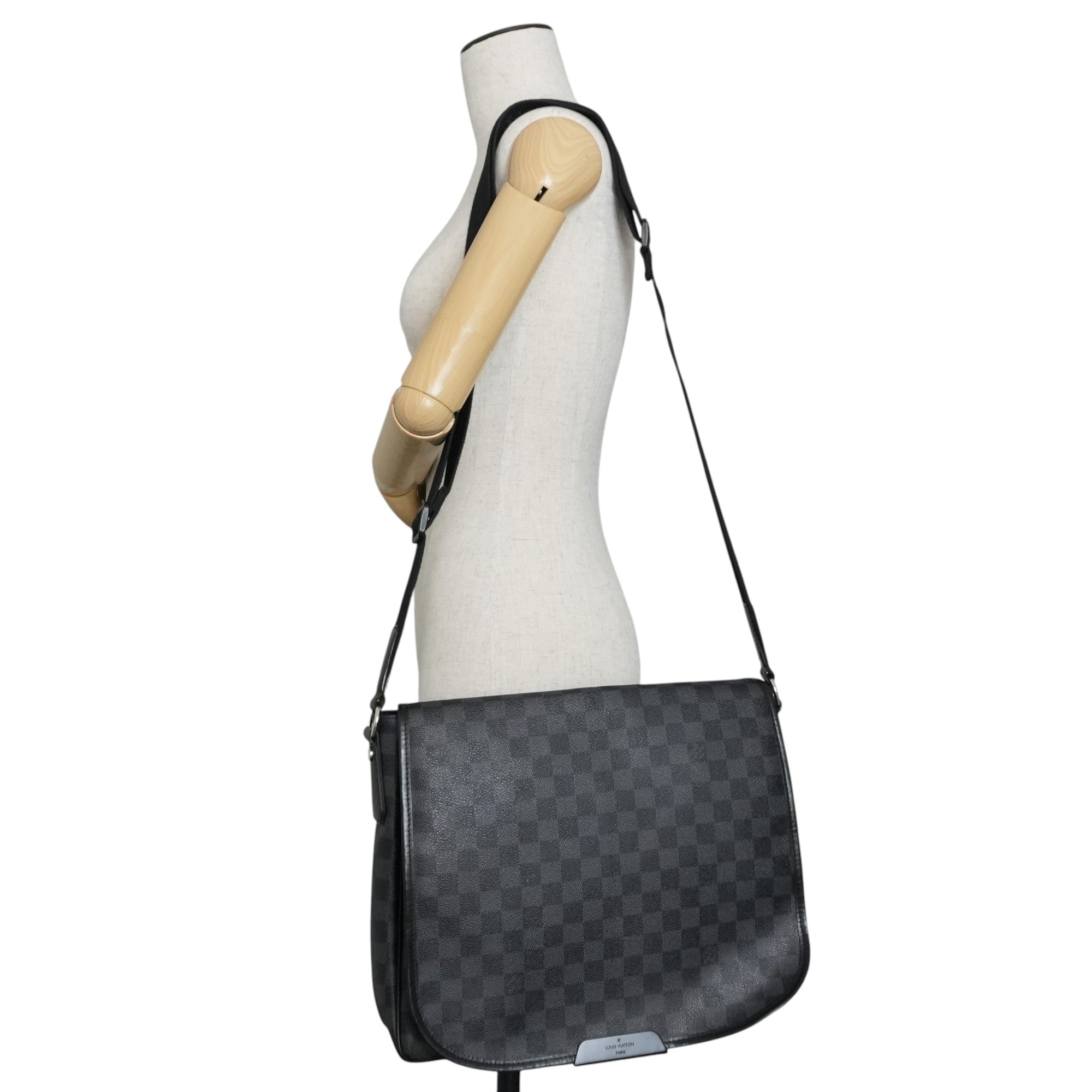 Pre-owned Louis Vuitton Damier Graphite Messenger Bag Used